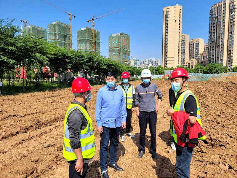 六安市重點工程建設(shè)管理處黨組書記、主任陳斌到長安路南延項目調(diào)研復工復產(chǎn)工作